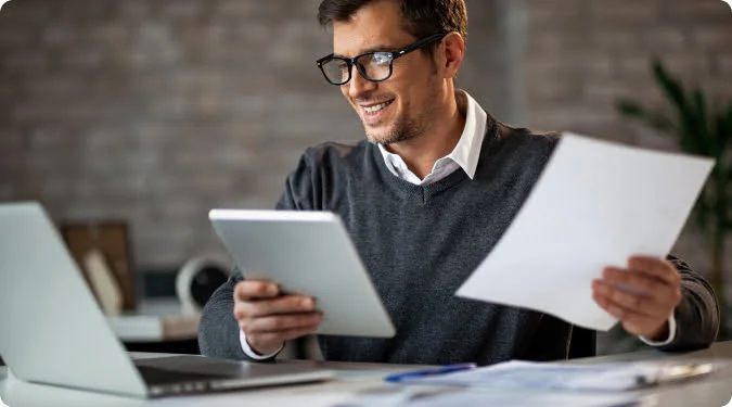 homem olhando para o portal nfe da Effective